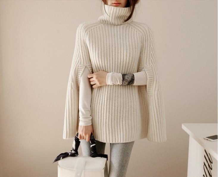 Damstickad Poncho med Polokrage och Cape-Ärmar