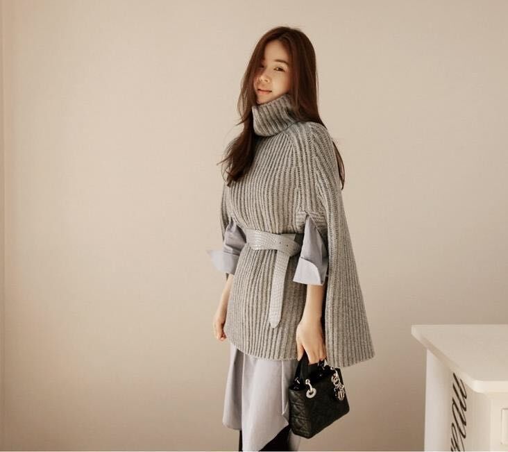 Damstickad Poncho med Polokrage och Cape-Ärmar