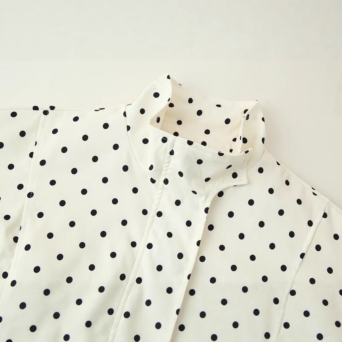 Kvinnors Quiltad Kort Jacka med Polka Dots-mönster
