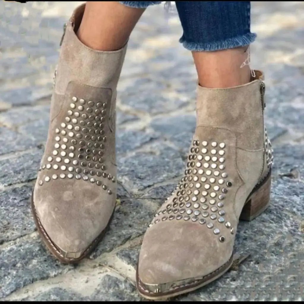 Charlotte | Ankelskor med Nitar, Spetsig Tå, Sidodragkedja, Chunky Klack